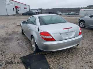 2005 Mercedes-Benz SLK 230/320 z VIN WDBWK56FX5F075529, wystawiony jako IAAI lot #41535391 z przebiegiem 104 792 mil mil oraz . Historia ofert i sprzedaży dostępna na DreamBid. Obrazek 3.