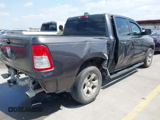2019 Ram 1500 Big Horn z VIN 1C6RREFT3KN543755, wystawiony jako IAAI lot #42040871 z przebiegiem 135 614 mil mil oraz . Historia ofert i sprzedaży dostępna na DreamBid. Obrazek 4.