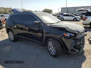 2023 Jeep Compass Latitude Lux z VIN 3C4NJDFNXPT522385, wystawiony jako Copart lot #57990555 z przebiegiem 28 159 mil mil oraz Szkoda całkowita • Salvage title. Historia ofert i sprzedaży dostępna na DreamBid. Obrazek 4.