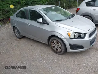 2014 Chevrolet Sonic LT z VIN 1G1JC5SH9E4235730, wystawiony jako IAAI lot #42362707 z przebiegiem 236 400 mil mil oraz . Historia ofert i sprzedaży dostępna na DreamBid. Obrazek 1.