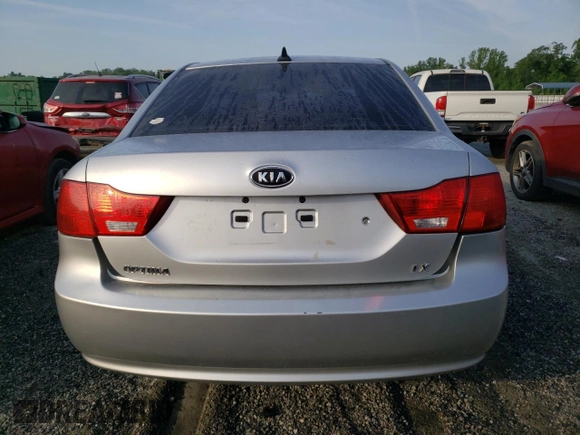 2009 Kia Optima LX z VIN KNAGE228195332931, wystawiony jako Copart lot #55279665 z przebiegiem 295 523 mil mil oraz Szkoda całkowita • Salvage title. Historia ofert i sprzedaży dostępna na DreamBid. Obrazek 6.