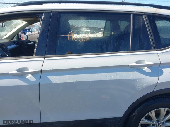 2018 Volkswagen Tiguan S with VIN 3VV1B7AX2JM066312, listed as a IAAI auction lot 41641390 with 133,000 mi miles. Bid and sale history available at carsss.com. Image 6.