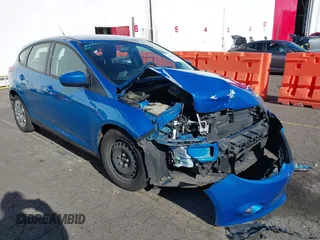 2012 Ford Focus SE z VIN 1FAHP3K28CL251453, wystawiony jako IAAI lot #41551582 z przebiegiem 68 472 mil mil oraz . Historia ofert i sprzedaży dostępna na DreamBid. Obrazek 1.