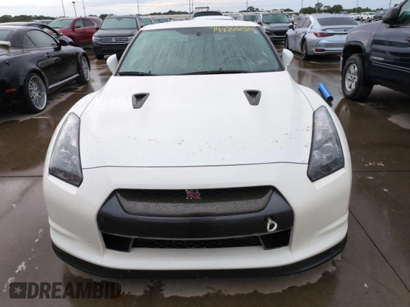 2011 Nissan GT-R Premium z VIN JN1AR5EF6BM240043, wystawiony jako Copart lot #74925154 z przebiegiem Nie podano mil oraz Szkody całkowita. Historia ofert i sprzedaży dostępna na DreamBid. Obrazek 5.
