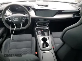 2022 Audi e-tron GT Premium Plus z VIN WAUCJBFW3N7008607, wystawiony jako Copart lot #46582463 z przebiegiem 5996 mil mil oraz . Historia ofert i sprzedaży dostępna na DreamBid. Obrazek 8.
