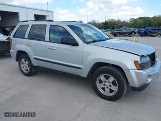 2007 Jeep Grand Cherokee Laredo with VIN 1J8GS48K17C507013, listed as a IAAI auction lot 41702347 with 178,119 mi miles. Bid and sale history available at carsss.com. Image 1.