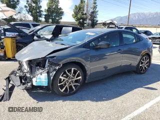 2024 Toyota Prius SE z VIN JTDACACU2R3026028, wystawiony jako Copart lot #46226965 z przebiegiem 5 909 mil mil oraz Szkoda całkowita • Salvage title. Historia ofert i sprzedaży dostępna na DreamBid. Obrazek 1.