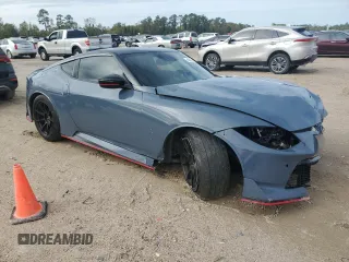 2024 Nissan Z Nismo z VIN JN1BZ4CH0RM360854, wystawiony jako Copart lot #83331374 z przebiegiem 24 237 mil mil oraz Szkoda całkowita • Salvage title. Historia ofert i sprzedaży dostępna na DreamBid. Obrazek 4.