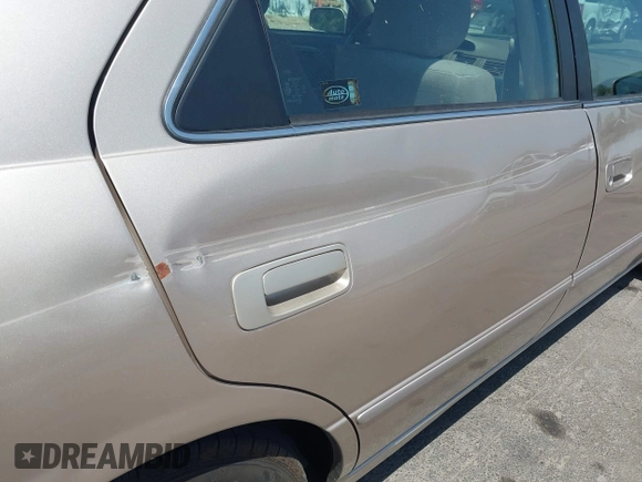 1999 Toyota Camry LE z VIN JT2BG22K1X0369726, wystawiony jako IAAI lot #42354218 z przebiegiem 213 828 mil mil oraz . Historia ofert i sprzedaży dostępna na DreamBid. Obrazek 6.