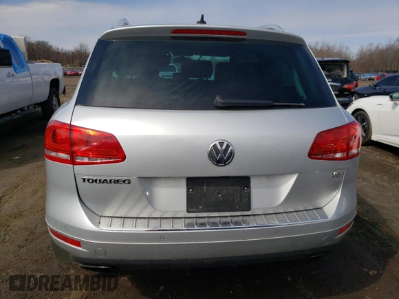 2013 Volkswagen Touareg Exec z VIN WVGEF9BP6DD011274, wystawiony jako Copart lot #50680105 z przebiegiem 96 336 mil mil oraz Szkody całkowita. Historia ofert i sprzedaży dostępna na DreamBid. Obrazek 6.