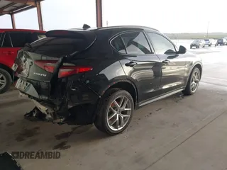 2018 Alfa Romeo Stelvio Sport z VIN ZASFAKPN9J7B70085, wystawiony jako IAAI lot #40823547 z przebiegiem Nie podano mil oraz . Historia ofert i sprzedaży dostępna na DreamBid. Obrazek 4.