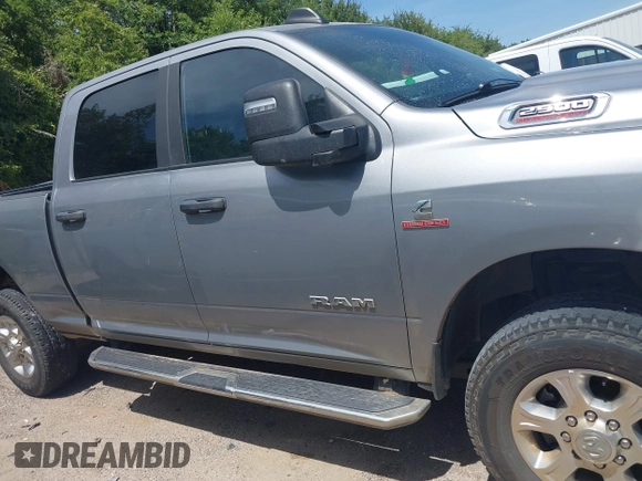 2024 Ram 2500 Big Horn z VIN 3C6UR5DL9RG246005, wystawiony jako IAAI lot #42849768 z przebiegiem 48 843 mil mil oraz . Historia ofert i sprzedaży dostępna na DreamBid. Obrazek 13.