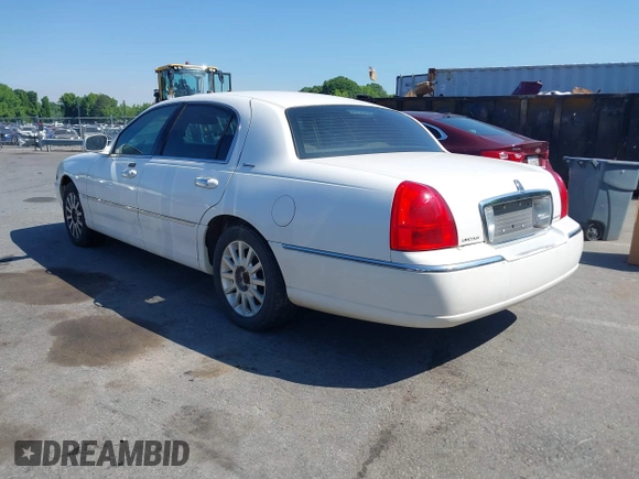 2006 Lincoln Town Car Signature z VIN 1LNHM81V46Y634398, wystawiony jako IAAI lot #42140781 z przebiegiem 159 256 mil mil oraz . Historia ofert i sprzedaży dostępna na DreamBid. Obrazek 3.