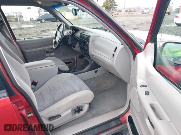 2000 Ford Explorer XLT z VIN 1FMZU83P3YZC64612, wystawiony jako IAAI lot #41640849 z przebiegiem 155 318 mil mil oraz . Historia ofert i sprzedaży dostępna na DreamBid. Obrazek 5.