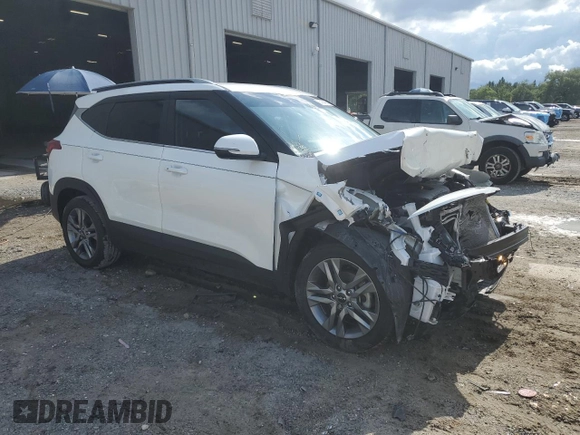 2023 Kia Seltos S z VIN KNDEU2AA6P7433546, wystawiony jako Copart lot #56454695 z przebiegiem 42 935 mil mil oraz Szkoda całkowita • Salvage title. Historia ofert i sprzedaży dostępna na DreamBid. Obrazek 4.