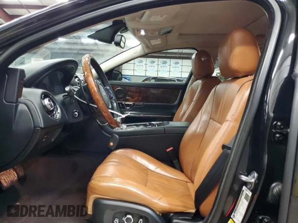 2016 Jaguar XJ R-Sport z VIN SAJWJ1CD0G8V98860, wystawiony jako Copart lot #79899934 z przebiegiem 72 410 mil mil oraz Czysty tytuł • Clean title. Historia ofert i sprzedaży dostępna na DreamBid. Obrazek 7.