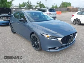 2025 Mazda 3 S Carbon Edition z VIN JM1BPBCM0S1775216, wystawiony jako IAAI lot #42448584 z przebiegiem 5 245 mil mil oraz . Historia ofert i sprzedaży dostępna na DreamBid. Obrazek 1.