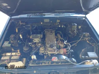 1985 Toyota Pickup z VIN JT4RN50RXF0083921, wystawiony jako IAAI lot #42029838 z przebiegiem 249 994 mil mil oraz . Historia ofert i sprzedaży dostępna na DreamBid. Obrazek 10.