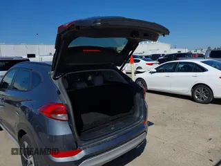 2017 Hyundai Tucson Sport z VIN KM8J33A25HU562988, wystawiony jako IAAI lot #41755874 z przebiegiem 112 000 mil mil oraz . Historia ofert i sprzedaży dostępna na DreamBid. Obrazek 18.