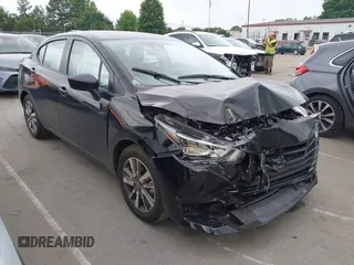 2025 Nissan Versa SV z VIN 3N1CN8EV5SL818284, wystawiony jako IAAI lot #42374797 z przebiegiem 7 800 mil mil oraz . Historia ofert i sprzedaży dostępna na DreamBid. Obrazek 1.