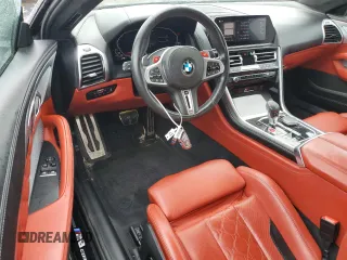 2020 BMW M8 z VIN WBSAE0C07LCD25423, wystawiony jako Copart lot #58272065 z przebiegiem 102 346 mil mil oraz Czysty tytuł • Clean title. Historia ofert i sprzedaży dostępna na DreamBid. Obrazek 8.