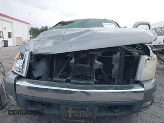 2007 Chevrolet Silverado 1500 LT w/1LT with VIN 2GCEC19J471682541, listed as a IAAI auction lot 41235872 with 200,802 mi miles. Bid and sale history available at carsss.com. Image 6.
