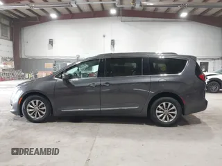2018 Chrysler Pacifica Touring L z VIN 2C4RC1BG6JR352778, wystawiony jako IAAI lot #42244634 z przebiegiem 70 747 mil mil oraz . Historia ofert i sprzedaży dostępna na DreamBid. Obrazek 15.