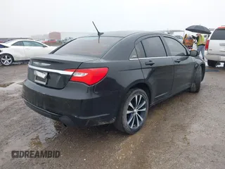 2013 Chrysler 200 Touring z VIN 1C3CCBBBXDN727304, wystawiony jako IAAI lot #41406790 z przebiegiem 165 894 mil mil oraz . Historia ofert i sprzedaży dostępna na DreamBid. Obrazek 4.