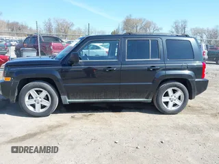 2010 Jeep Patriot Sport z VIN 1J4NF2GB1AD593170, wystawiony jako IAAI lot #41908056 z przebiegiem 104 255 mil mil oraz . Historia ofert i sprzedaży dostępna na DreamBid. Obrazek 15.