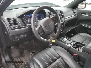 2020 Chrysler 300 S z VIN 2C3CCABG7LH128468, wystawiony jako Copart lot #44922825 z przebiegiem 33 604 mil mil oraz Szkoda całkowita • Salvage title. Historia ofert i sprzedaży dostępna na DreamBid. Obrazek 8.