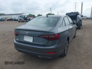 2021 Volkswagen Jetta SEL Premium z VIN 3VWG57BU8MM017203, wystawiony jako IAAI lot #42263741 z przebiegiem 26 556 mil mil oraz . Historia ofert i sprzedaży dostępna na DreamBid. Obrazek 4.