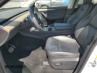 2023 Tesla Model Y Long Range z VIN 7SAYGDEE8PA030286, wystawiony jako Copart lot #50945465 z przebiegiem 43 676 mil mil oraz Szkoda całkowita • Salvage title. Historia ofert i sprzedaży dostępna na DreamBid. Obrazek 7.
