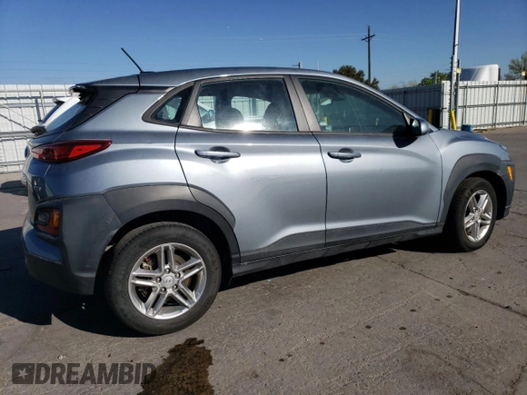 2021 Hyundai Kona SE z VIN KM8K1CAA3MU657559, wystawiony jako Copart lot #55162385 z przebiegiem 77 475 mil mil oraz Nie do naprawy • Non repairable. Historia ofert i sprzedaży dostępna na DreamBid. Obrazek 3.