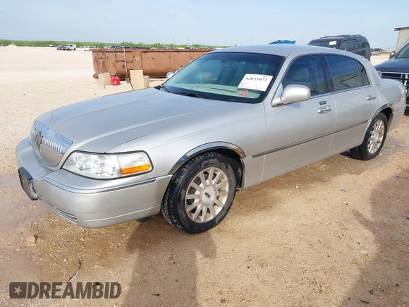 2007 Lincoln Town Car Signature z VIN 1LNHM81W77Y637564, wystawiony jako IAAI lot #42035072 z przebiegiem 121 357 mil mil oraz . Historia ofert i sprzedaży dostępna na DreamBid. Obrazek 2.