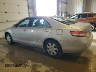 2010 Toyota Camry z VIN 4T1BF3EK9AU009577, wystawiony jako Copart lot #57699745 z przebiegiem 201 492 mil mil oraz Czysty tytuł • Clean title. Historia ofert i sprzedaży dostępna na DreamBid. Obrazek 2.