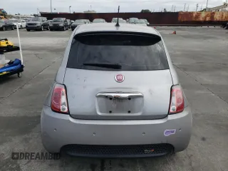 2018 FIAT 500e z VIN 3C3CFFGE2JT362534, wystawiony jako Copart lot #52815675 z przebiegiem 66 498 mil mil oraz Szkoda całkowita • Salvage title. Historia ofert i sprzedaży dostępna na DreamBid. Obrazek 6.