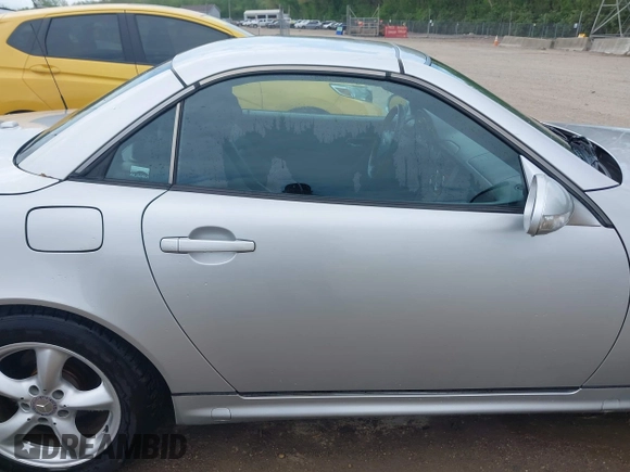 2002 Mercedes-Benz SLK 320 z VIN WDBKK65F82F254735, wystawiony jako IAAI lot #42135544 z przebiegiem 110 886 mil mil oraz . Historia ofert i sprzedaży dostępna na DreamBid. Obrazek 13.