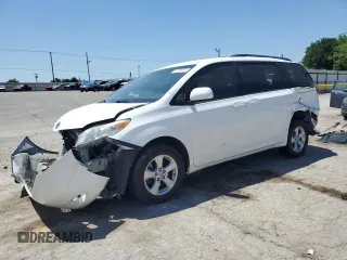 2014 Toyota Sienna LE AAS z VIN 5TDKK3DC5ES493896, wystawiony jako Copart lot #56590235 z przebiegiem 201 357 mil mil oraz Szkoda całkowita • Salvage title. Historia ofert i sprzedaży dostępna na DreamBid. Obrazek 1.