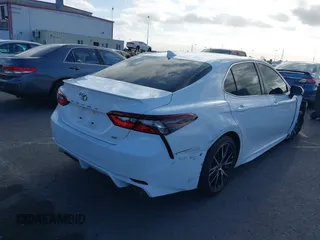 2023 Toyota Camry SE z VIN 4T1G11AK4PU148829, wystawiony jako IAAI lot #42250792 z przebiegiem 23 322 mil mil oraz . Historia ofert i sprzedaży dostępna na DreamBid. Obrazek 4.