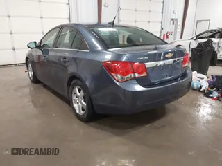 2014 Chevrolet Cruze 1LT z VIN 1G1PC5SB4E7175022, wystawiony jako IAAI lot #41563090 z przebiegiem 109 754 mil mil oraz . Historia ofert i sprzedaży dostępna na DreamBid. Obrazek 3.