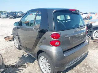 2013 Smart fortwo Pure z VIN WMEEJ3BA2DK697614, wystawiony jako IAAI lot #42405542 z przebiegiem 192 027 mil mil oraz . Historia ofert i sprzedaży dostępna na DreamBid. Obrazek 3.