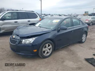 2014 Chevrolet Cruze 1LT z VIN 1G1PC5SB1E7248119, wystawiony jako IAAI lot #41653001 z przebiegiem 142 043 mil mil oraz . Historia ofert i sprzedaży dostępna na DreamBid. Obrazek 2.