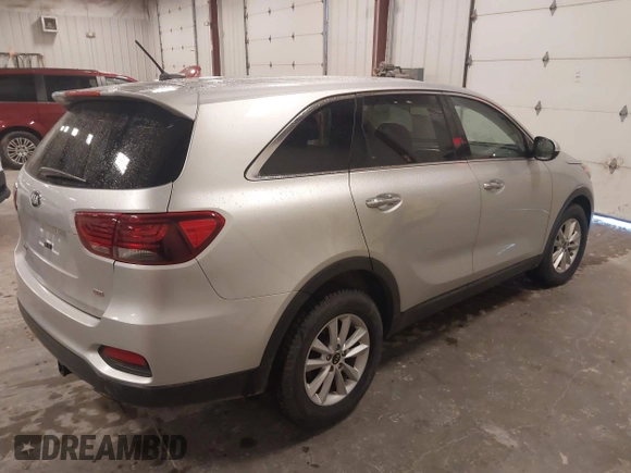 2019 Kia Sorento L z VIN 5XYPG4A3XKG575729, wystawiony jako IAAI lot #41851001 z przebiegiem 105 272 mil mil oraz . Historia ofert i sprzedaży dostępna na DreamBid. Obrazek 4.