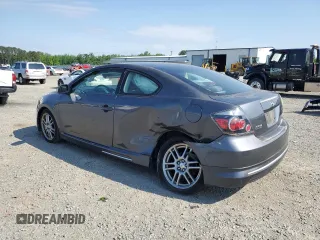 2008 Scion tC Spec z VIN JTKDE167180275068, wystawiony jako Copart lot #55787115 z przebiegiem 101 274 mil mil oraz Szkoda całkowita • Salvage title. Historia ofert i sprzedaży dostępna na DreamBid. Obrazek 2.