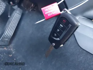2024 Toyota Camry LE z VIN 4T1C11AK1RU207305, wystawiony jako IAAI lot #41973066 z przebiegiem 19 165 mil mil oraz . Historia ofert i sprzedaży dostępna na DreamBid. Obrazek 11.