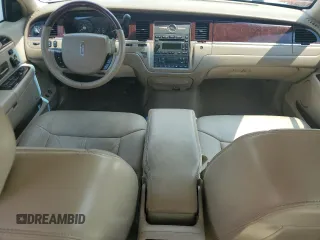 2008 Lincoln Town Car Limited z VIN 2LNHM82V38X660959, wystawiony jako Copart lot #57168355 z przebiegiem 194 630 mil mil oraz Szkoda całkowita • Salvage title. Historia ofert i sprzedaży dostępna na DreamBid. Obrazek 8.