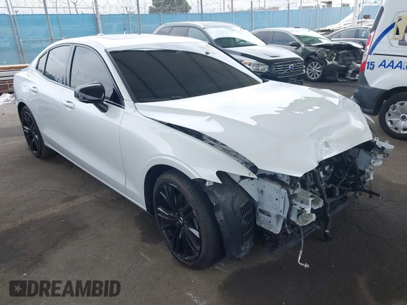 2024 Volvo S60 Plus Black Edition z VIN 7JRL12TH4RG305580, wystawiony jako IAAI lot #42174479 z przebiegiem 9731 mil mil oraz . Historia ofert i sprzedaży dostępna na DreamBid. Obrazek 1.