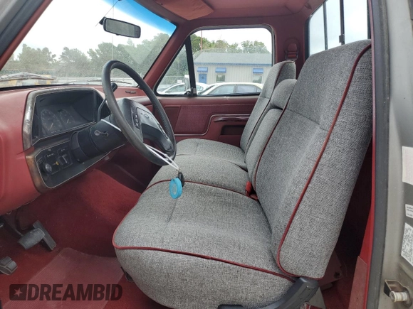 1990 Ford F-150 z VIN 1FTDF15N7LNB38801, wystawiony jako Copart lot #59738475 z przebiegiem 273 718 mil mil oraz Czysty tytuł • Clean title. Historia ofert i sprzedaży dostępna na DreamBid. Obrazek 7.