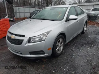 2014 Chevrolet Cruze 1LT z VIN 1G1PC5SB7E7135808, wystawiony jako IAAI lot #41562958 z przebiegiem 144 061 mil mil oraz . Historia ofert i sprzedaży dostępna na DreamBid. Obrazek 2.