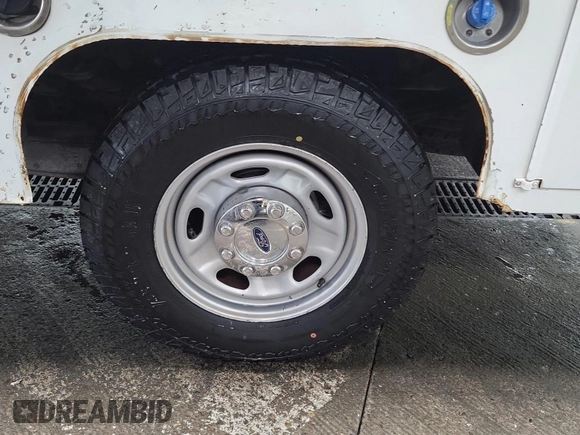2015 Ford F-250 XLT with VIN 1FT7X2AT2FEB61007, listed as a IAAI auction lot 42663794 with 303,185 mi miles and . Bid and sale history available at DreamBid. Image 46.